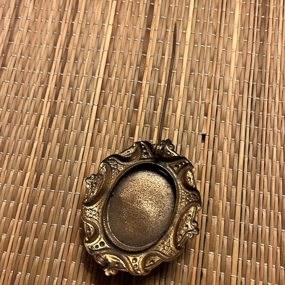 Vintage Green Cameo Brooch With Large Green Stone and Metal Setting - Picture 8 of 8